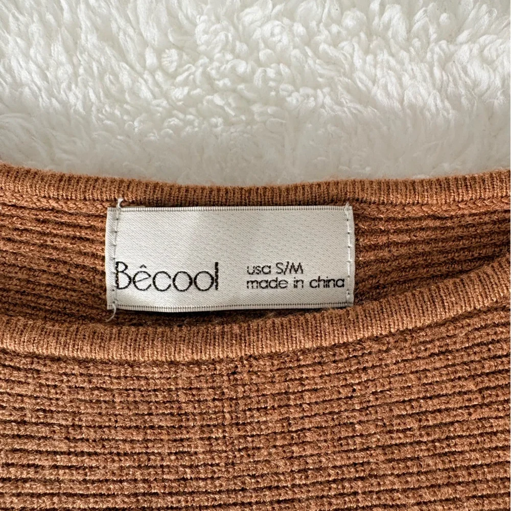 BE COOL Women's Round Neck Sweater Size S/M Light Orange